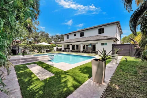 7870 NW 160th Ter, Miami Lakes FL 33016