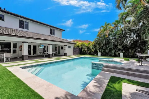 7870 NW 160th Ter, Miami Lakes FL 33016