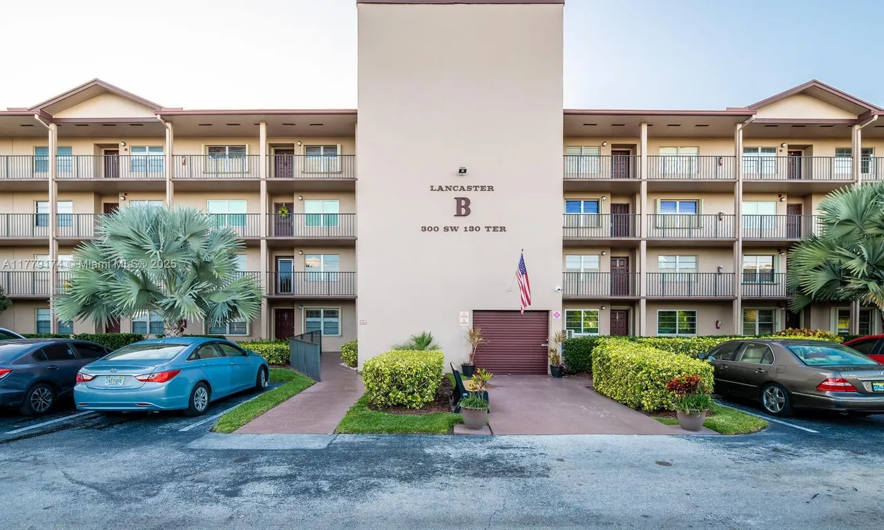 300 SW 130th Ter # 215B, Pembroke Pines FL 33027