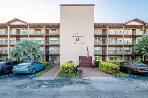300 SW 130th Ter # 215B, Pembroke Pines FL 33027