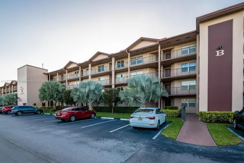 300 SW 130th Ter # 215B, Pembroke Pines FL 33027