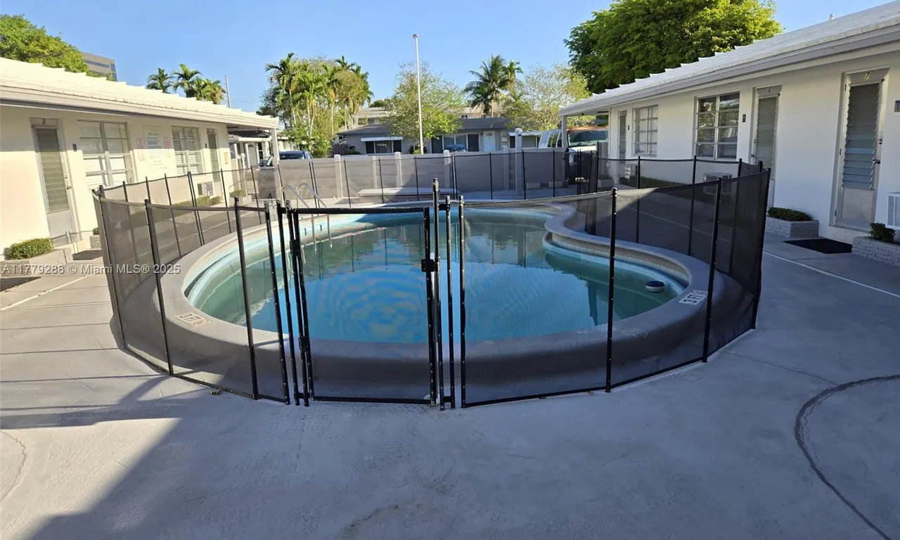 724 NE 6th St # 1, Hallandale Beach FL 33009