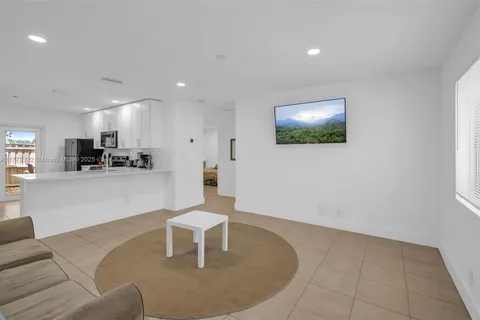 326 SW 14th St # 3, Dania Beach FL 33004