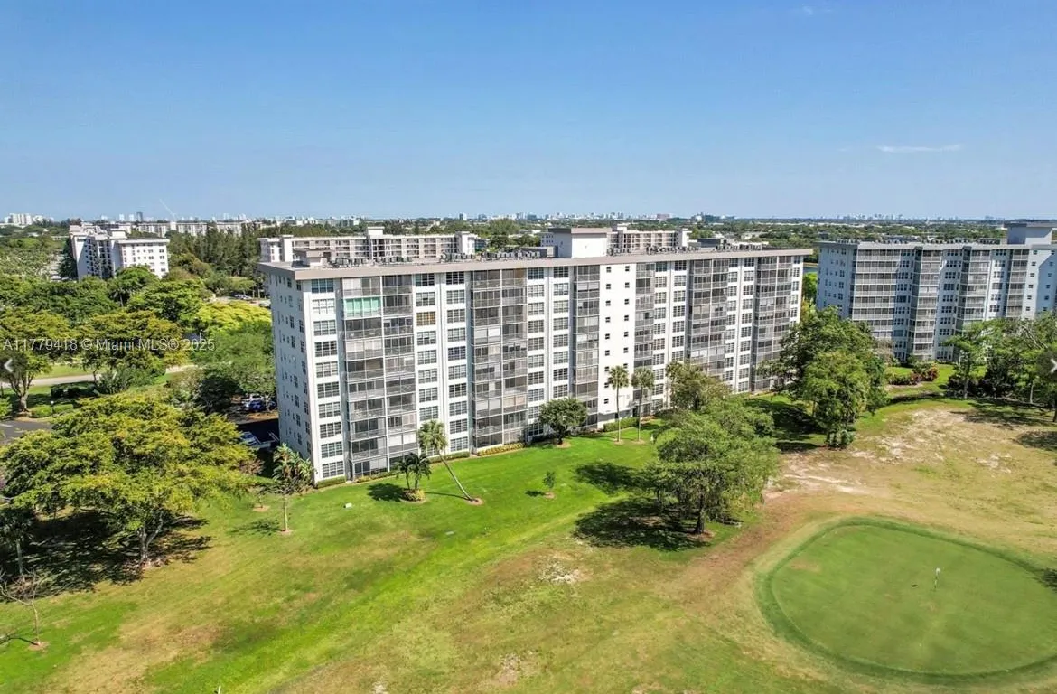 605 Oaks Dr # 203, Pompano Beach FL 33069