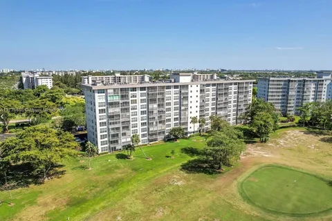 605 Oaks Dr # 203, Pompano Beach FL 33069