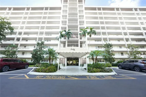 605 Oaks Dr # 203, Pompano Beach FL 33069