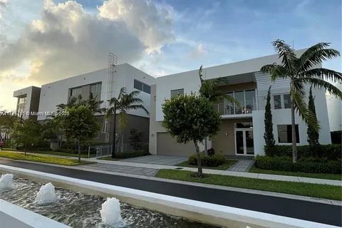 10061 NW 75th St, Doral FL 33178