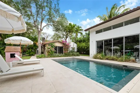 6811 SW Sunset Dr, South Miami FL 33143