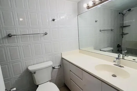 724 NE 4th St # 4, Hallandale Beach FL 33009