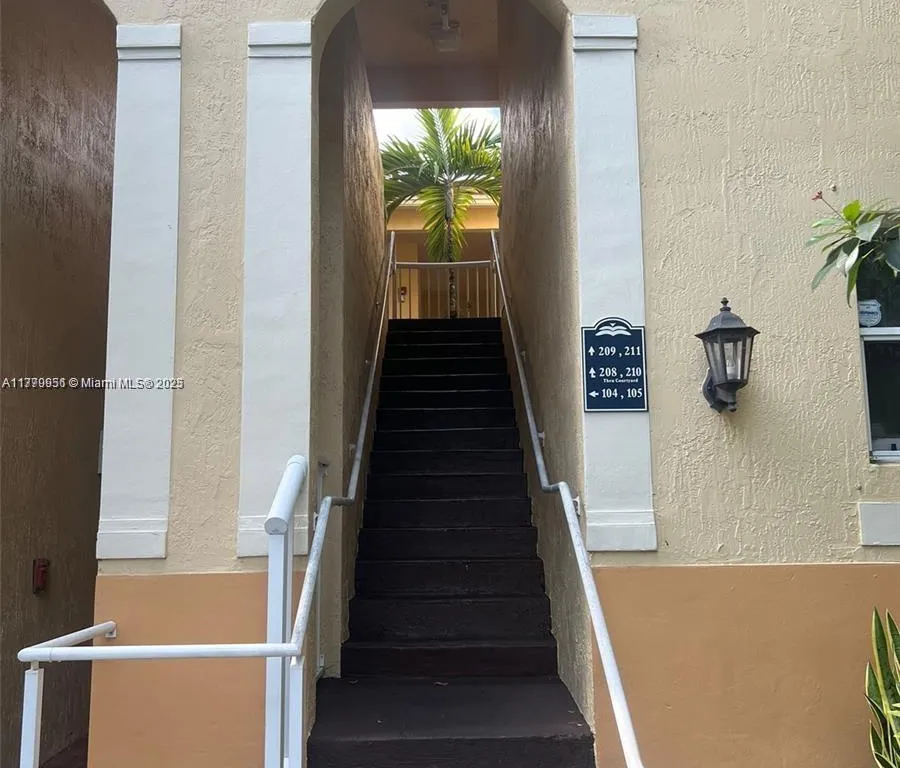 110 Jacaranda Country Club Dr # 211, Plantation FL 33324