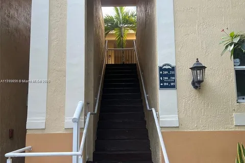 110 Jacaranda Country Club Dr # 211, Plantation FL 33324