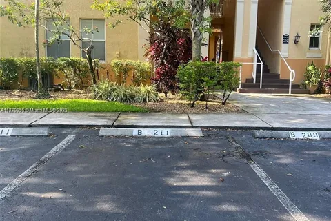 110 Jacaranda Country Club Dr # 211, Plantation FL 33324