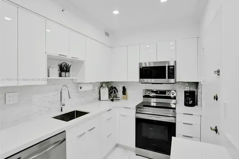 2501 S Ocean Dr, Hollywood FL 33019