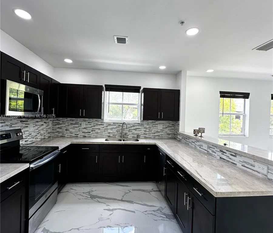 11601 NW 89th St # 208, Doral FL 33178