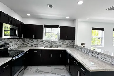 11601 NW 89th St # 208, Doral FL 33178