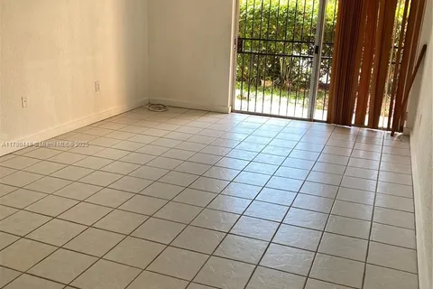 1300 W 47th Pl # 118, Hialeah FL 33012