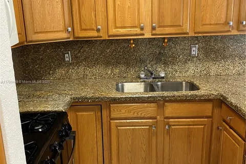 1300 W 47th Pl # 118, Hialeah FL 33012