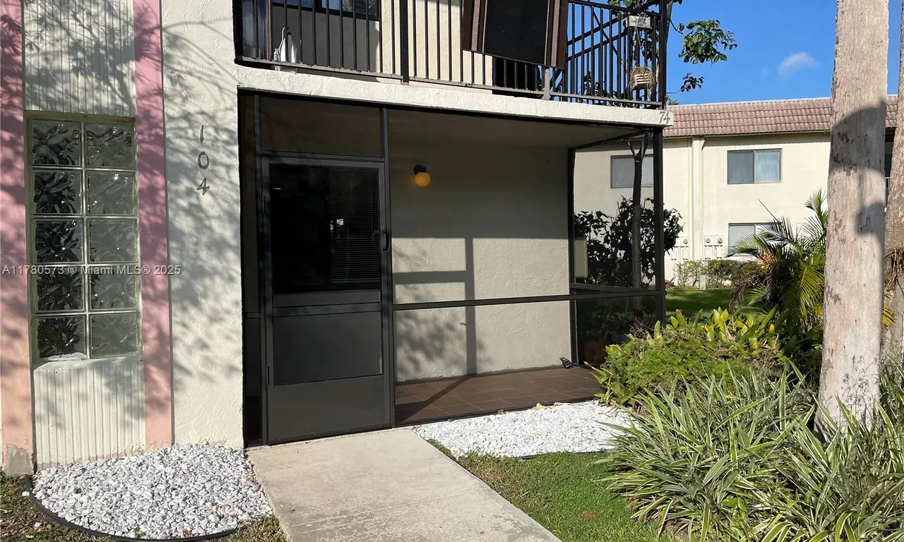 409 Lakeview Dr # 104, Weston FL 33326