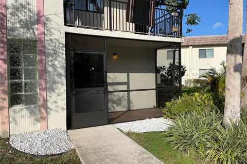 409 Lakeview Dr # 104, Weston FL 33326