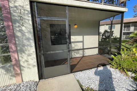 409 Lakeview Dr # 104, Weston FL 33326