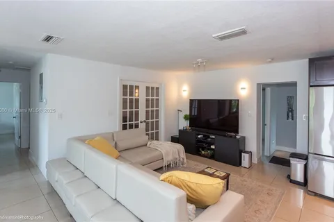 5901 NE 4th Ave, Oakland Park FL 33334