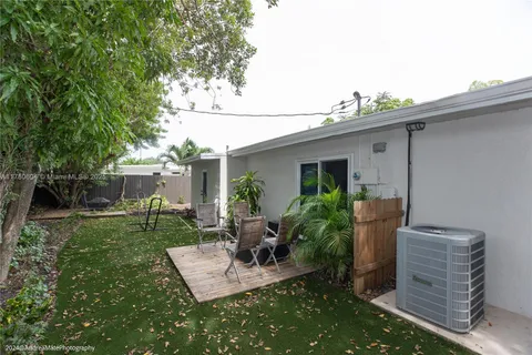 5901 NE 4th Ave, Oakland Park FL 33334