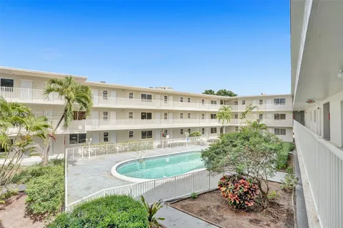 1895 Venice Park Dr # 2B, North Miami FL 33181