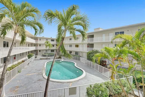 1895 Venice Park Dr # 2B, North Miami FL 33181