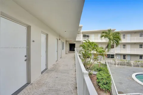 1895 Venice Park Dr # 2B, North Miami FL 33181