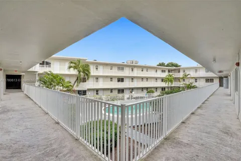 1895 Venice Park Dr # 2B, North Miami FL 33181