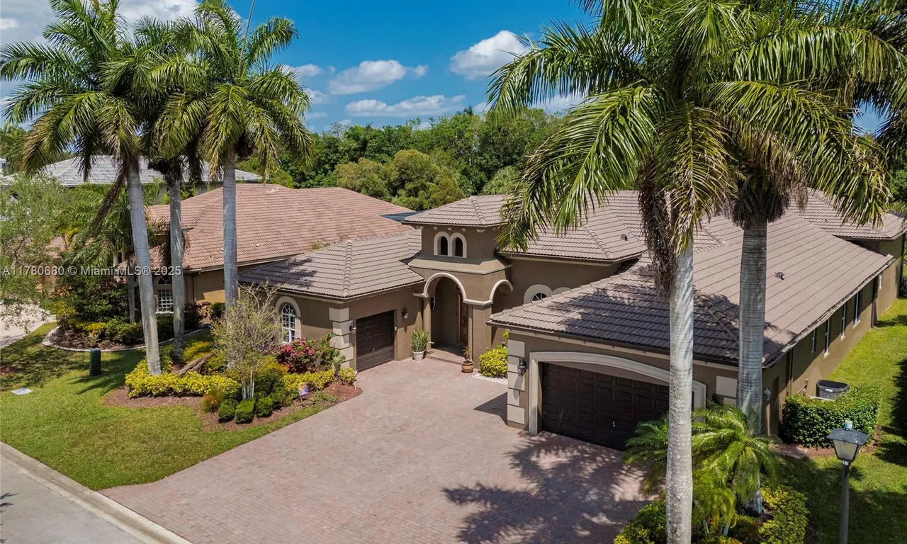 561 E Enclave Cir E, Pembroke Pines FL 33027