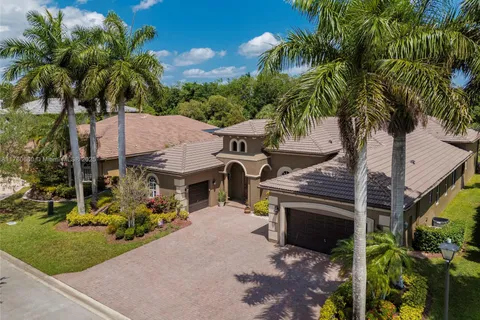 561 E Enclave Cir E, Pembroke Pines FL 33027