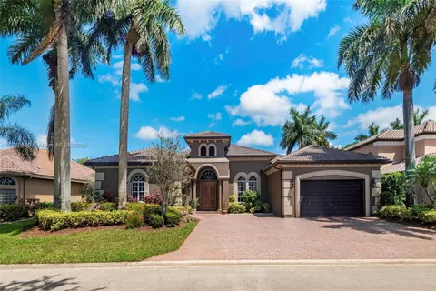 561 E Enclave Cir E, Pembroke Pines FL 33027