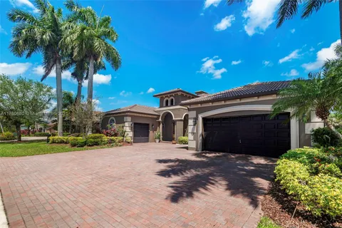561 E Enclave Cir E, Pembroke Pines FL 33027
