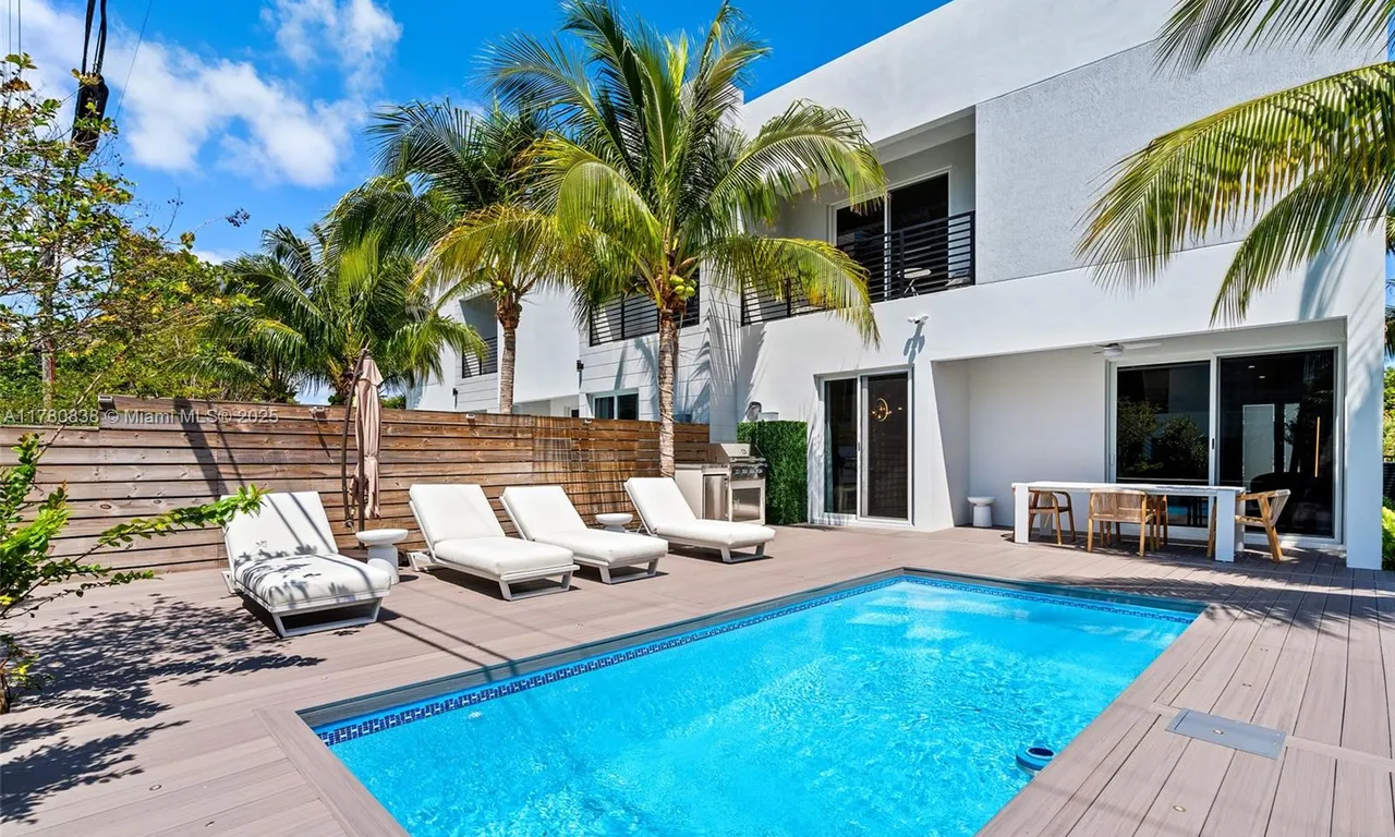 2290 SE 6th St, Pompano Beach FL 33062
