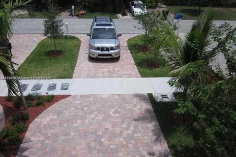 606 SW 10th St, Fort Lauderdale FL 33315