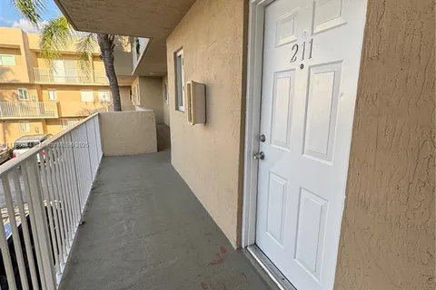 2620 W 76th St # 211, Hialeah FL 33016
