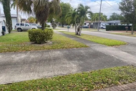 5244 SW 89th Ave, Miami FL 33165