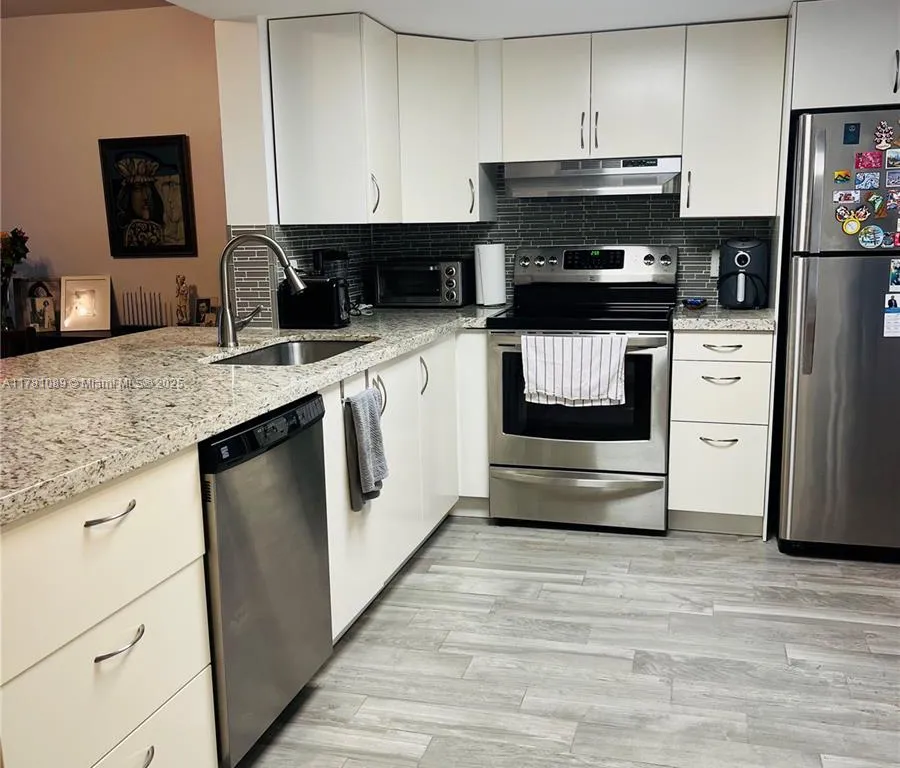 415 SE 11th Ter # 205, Dania Beach FL 33004