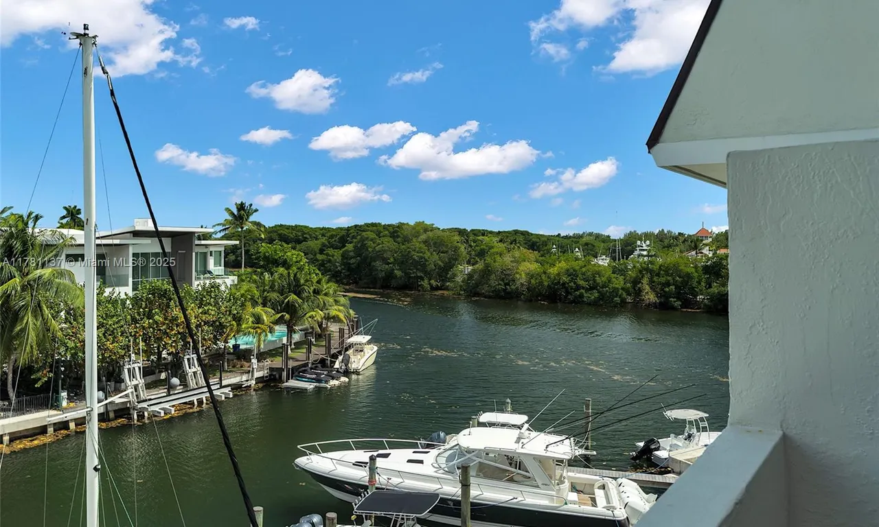 6901 Edgewater Dr # 318, Coral Gables FL 33133