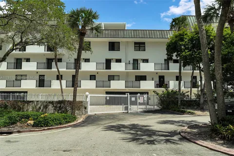 6901 Edgewater Dr # 318, Coral Gables FL 33133