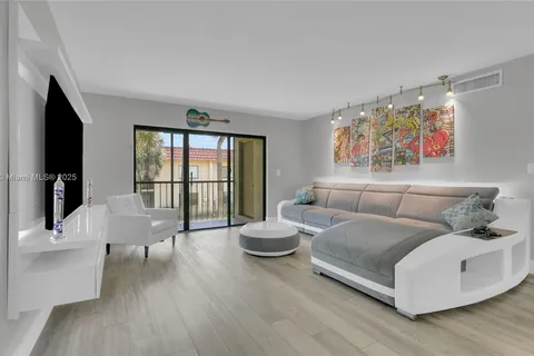 327 Lakeview Dr # 203, Weston FL 33326