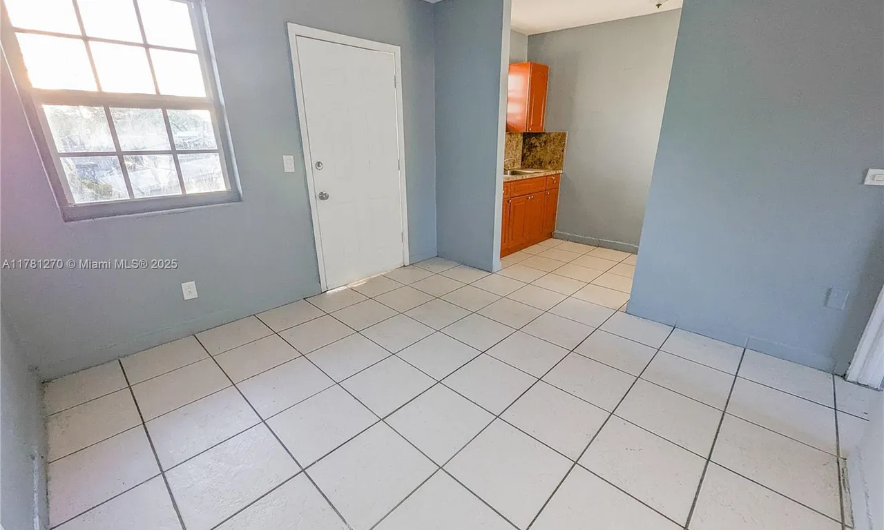 1736 NW 19th St # 9, Miami FL 33125