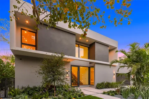 2851 W 2851 W Trade Ave, Miami FL 33133