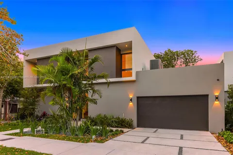 2851 W 2851 W Trade Ave, Miami FL 33133