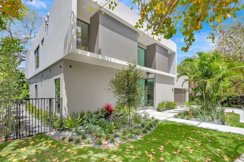 2851 W 2851 W Trade Ave, Miami FL 33133