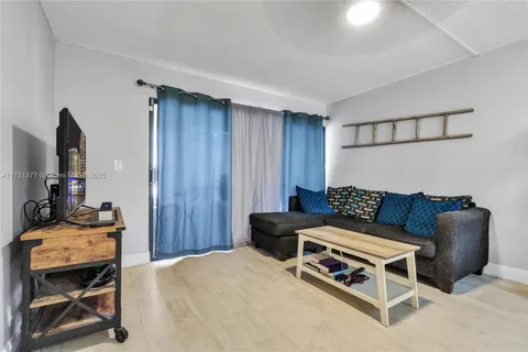 3777 NW 78th Ave # 15A, Davie FL 33024