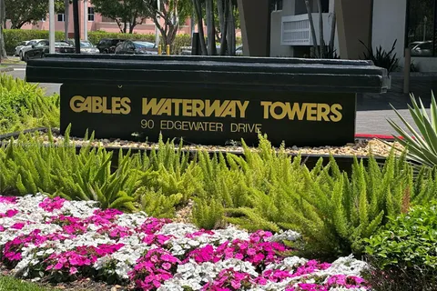 90 Edgewater Dr # 219, Coral Gables FL 33133