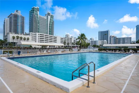 600 Parkview Dr # 625, Hallandale Beach FL 33009