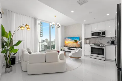 300 S Biscayne Blvd # 3709, Miami FL 33131